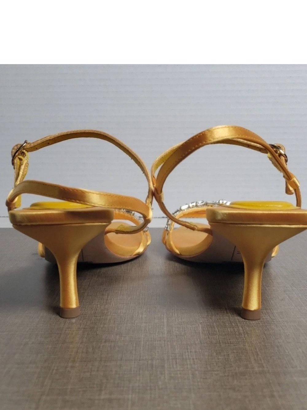 Deltan Yellow Aria Satin Jewel Ornament Dress
Sandals Size 9 - Picture 5 of 7
